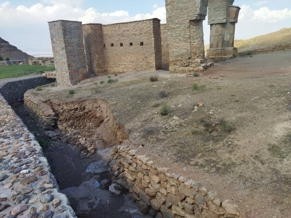 مرمت دیوارچینی و محوطه‌سازی ورودی آتشکده تاریخی آتشکوه محلات